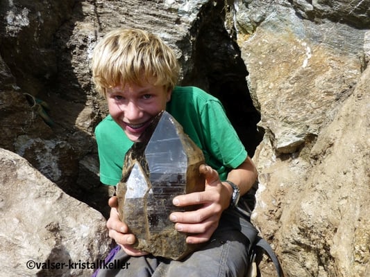 Happy Hannes vor der Kluft mit Rauchquarz - Lampertschalp Vals Graubünden Schweiz