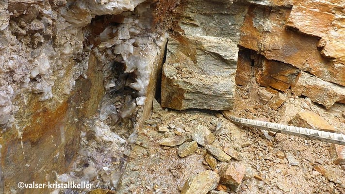 Kluft mit Hämatitquarz - Vals Graubünden