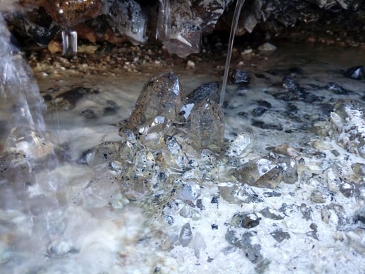 Kluft mit Bergkristall und Hämatit - Strahlen Grimsel Schweiz