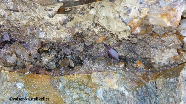 Kluft mit Hämatitquarz - Vals Graubünden