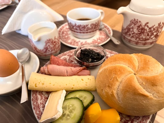 reichhaltiges Frühstück