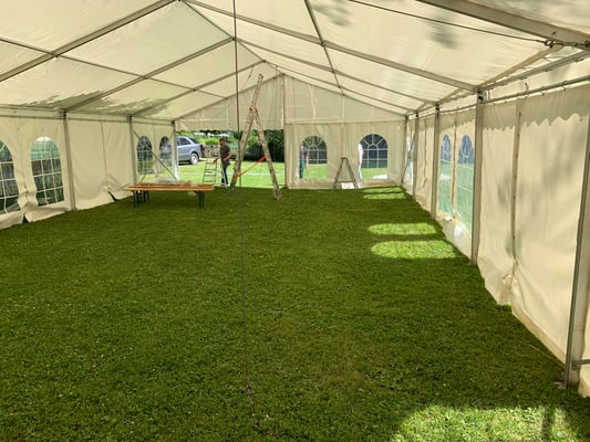 Aufbau fürs Fischessen 2022 der Fischerzunft Laufenburg in der Badstube in Laufenburg AG. (Foto PC)