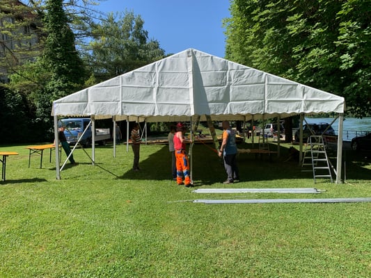 Aufbau fürs Fischessen 2022 der Fischerzunft Laufenburg in der Badstube in Laufenburg AG. (Foto PC)