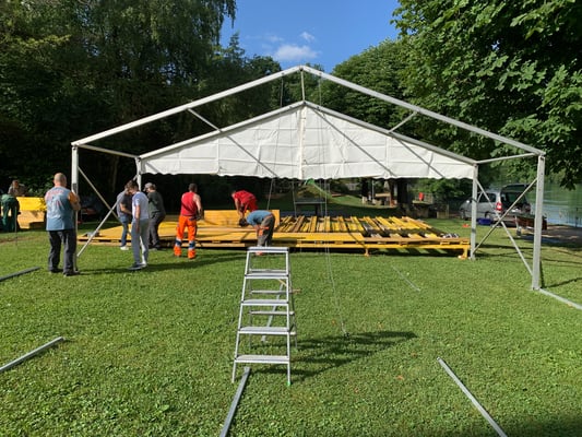 Aufbau fürs Fischessen 2022 der Fischerzunft Laufenburg in der Badstube in Laufenburg AG. (Foto PC)