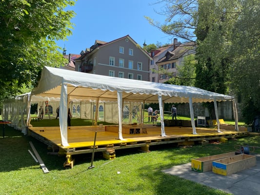 Aufbau fürs Fischessen 2022 der Fischerzunft Laufenburg in der Badstube in Laufenburg AG. (Foto CC)