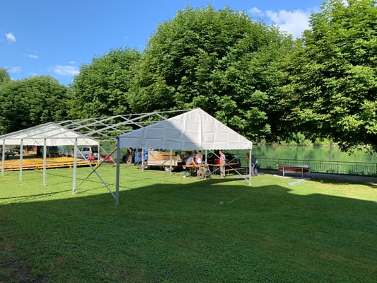 Aufbau fürs Fischessen 2022 der Fischerzunft Laufenburg in der Badstube in Laufenburg AG. (Foto PC)