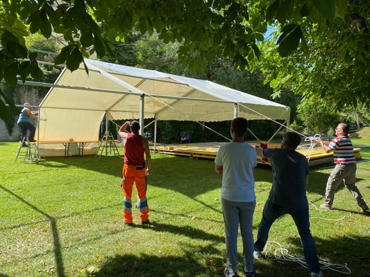 Aufbau fürs Fischessen 2022 der Fischerzunft Laufenburg in der Badstube in Laufenburg AG. (Foto CC)