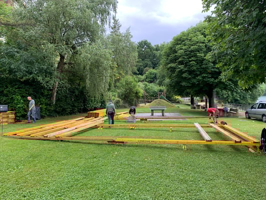 Aufbau fürs Fischessen 2022 der Fischerzunft Laufenburg in der Badstube in Laufenburg AG. (Foto PC)