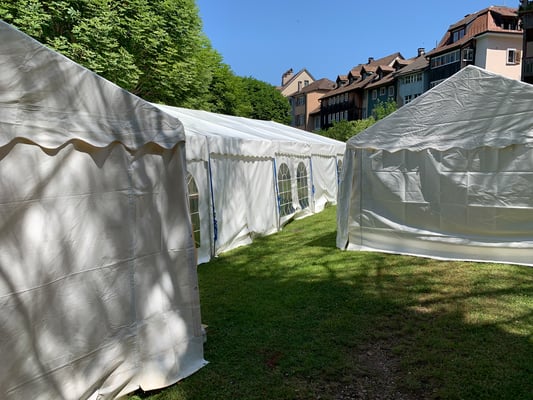 Aufbau fürs Fischessen 2022 der Fischerzunft Laufenburg in der Badstube in Laufenburg AG. (Foto PC)