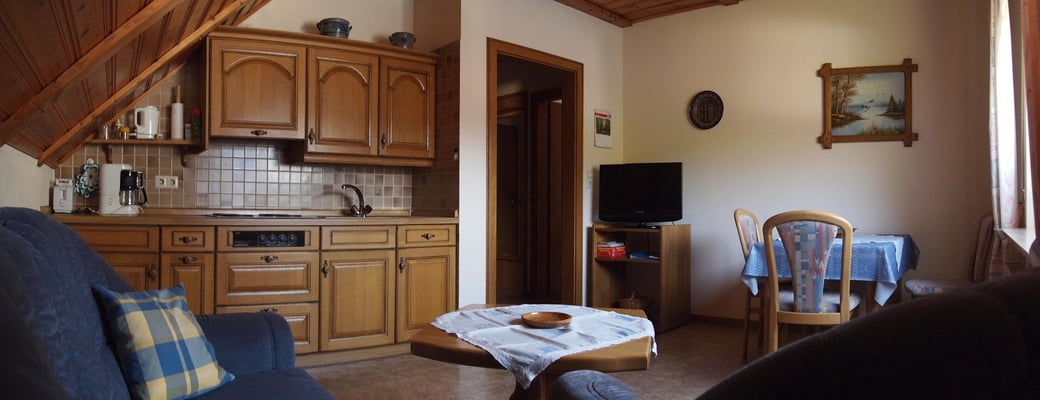 Ferienwohnung "Calmont": Wohnraum mit Küchenzeile