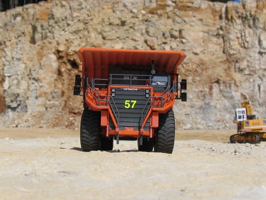 Das Aufbringen von Gebrauchsspuren und mattem Klarlack runden das Modell ab