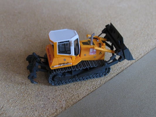 Ketten von der First Gear TD25 montiert, Hydraulikleitungen und etwas Farbe hier und da...