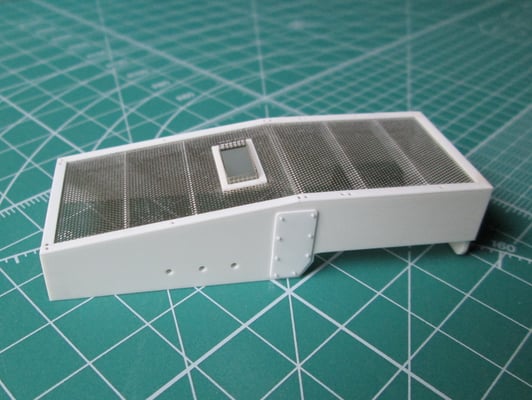 Motorhaube mit Ätzteilen