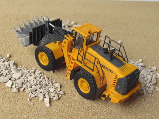 Auch die Kabine wurde noch detailiert, mit neuen Handgriffen, Scheibenwischer und Farbe