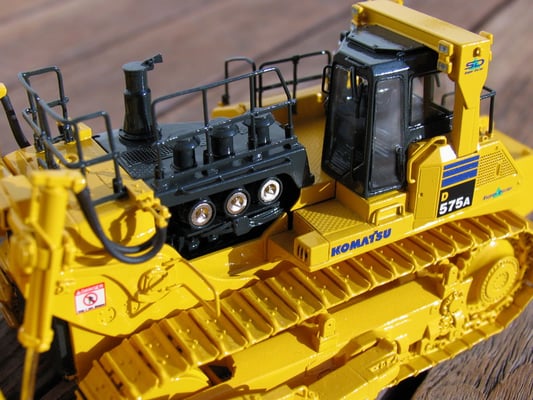 Blick auf die "Motorhaube" mit den Luftfiltern