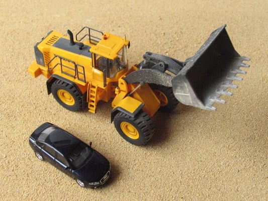 Hydraulikleitungen am Schaufelkippzylinder und im Knickgelenk wurden ergänzt