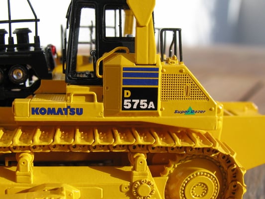 Detailbild, die Ketten sind beweglich und durch Federn an den Umlenkrollen gespannt