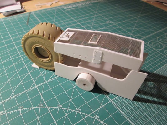 Hauptrahmen mit Pendelachse, die Motorhaube zum Test aufgesetzt