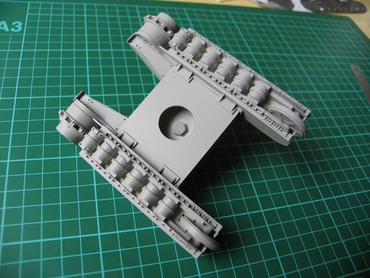 Der fast fertige und grundierte Unterwagen, nur die Ketten fehlen noch