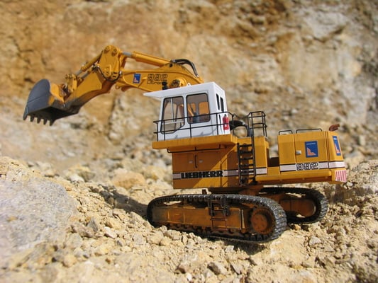 eine Hydraulikverrohrung nach Originalvorbild,