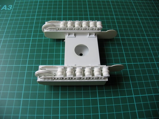 Mit eingebautem Leitrad und Laufrollenschutz