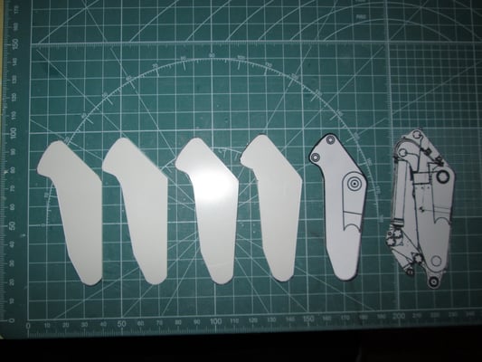 Weiter gehts mit dem Löffelstiel, im Bild zu sehen sind 4 Teile aus Polystyrol, sowie 2 Schablonen