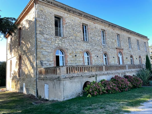 南フランスの田舎　シャトーホテル滞在　プライベートツアー　現地発日本人ガイド