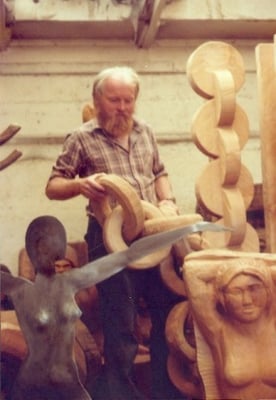 Hans A. Balmer inmitten seiner Werke