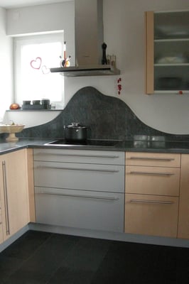 Küchenabdeckung mit Rückwand Onsernone, Bodenbelag Mustang Schiefer