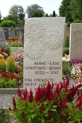 Grabmal in Rüti Blumenrelief in Liesberger Kalkstein