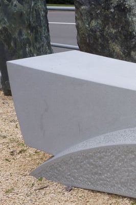 Ruhebank aus Bolliger Sandstein