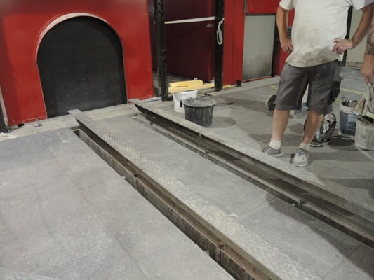 Bodenplatten aus Quarksandstein im Krematorium Rüti