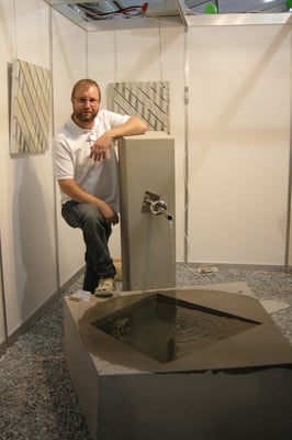 Fabian Winiger präsentiert den Brunnen an der Expo Stäfa 2013