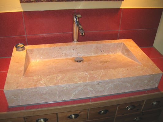 Waschbecken im Badezimmer aus Liesberger Jurakalk gebürstet, Innenflächen geschliffen Familie Burlet.