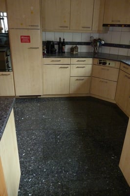 Küchenboden aus „Labrador blue pearl“ Parkett entfernen, Boden schleifen, Granitboden verlegen und ausfugen. Ausführung Mai 2015