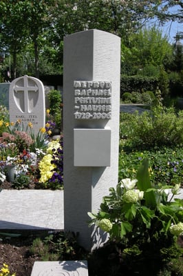 Grabmal in Erlenbach, mit Reliefinschrift aus Bolliger Sandstein