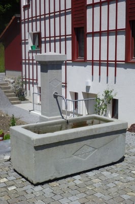 Brunnen aus dem 19. Jhdt. restauriert, Brunnenstock neu aus Bolliger Sandstein. Brunnen in Betrieb Privatgarten Hombrechtikon