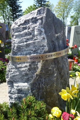 Grabmal in Volketswil, Alpenkalk und Ring aus Chromstahl