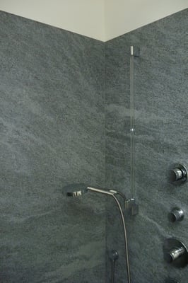 Penthouse in Wollerau Dusche/Bad: Duschkabine: Rück- und Seitenwände, Bodenplatte aus jeweils einem Stück. Onsernone Gneis aus dem Tessin, geflammt/gebürstet.