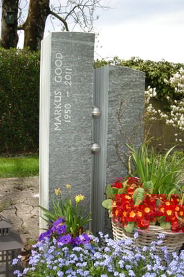 Grabmal in Stäfa, Griechischer Quarzit, Kugeln aus Chromstahl