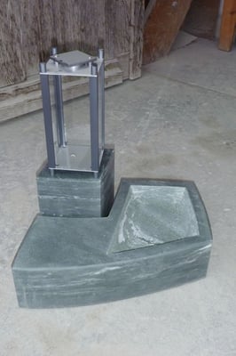 Spezielle Grablicht Installation Friedhof Pfäffikon ZH: Walliser Metabasit, Leichtmetall