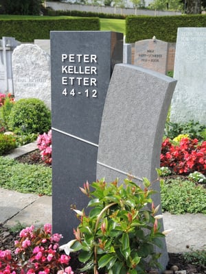 Grabmal in Bubikon Impala gebürstet Inschrift aus Chromstahl