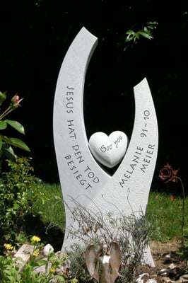 Jugendgrabmal aus Cristallina Marmor in Stäfa