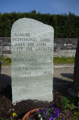 Felsengrabmal aus Verde Spluga bruchrauh im Meilen