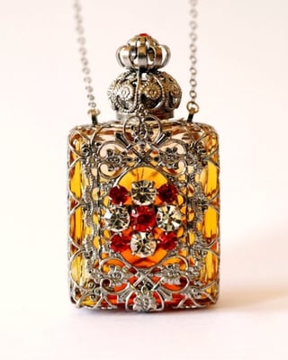 Photo 2 : ref. 531886 :  H. 6.7 cm / 10 ml / Collier en chaîne 76 cm