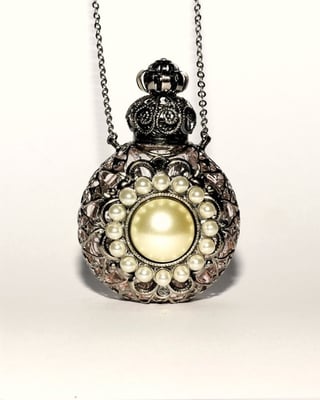 Photo 9 : ref. 530886 :  H. 6.2 cm / 8 ml / Collier en chaîne 76 cm