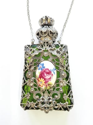 Photo 1 : ref. 473556 :  H. 7.2 cm / 10 ml / Collier en chaîne 76 cm