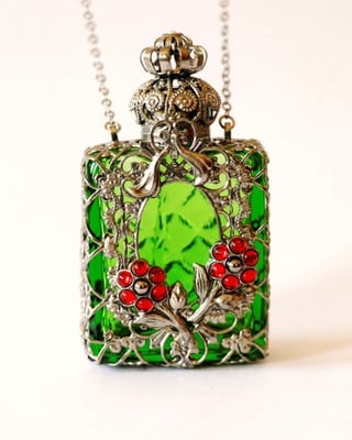 Photo 8 : ref. 531786 :  H. 6.7 cm / 10 ml / Collier en chaîne 76 cm