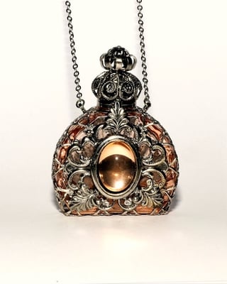 Photo 7 : ref. 530586 :  H. 6.1 cm / 6 ml / Collier en chaîne 76 cm