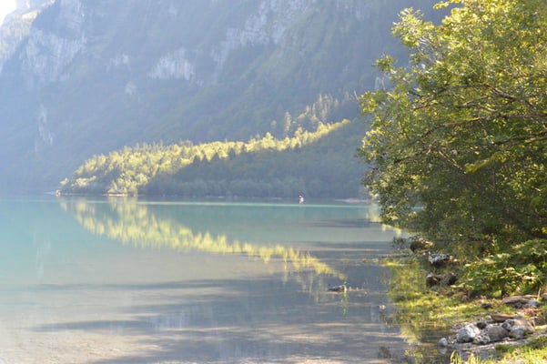 Nr. 213 / 08.09.12 / Klöntalersee, Spiegelung, Blick Richtung Ost / 6016 x 4000 / JPG-Datei